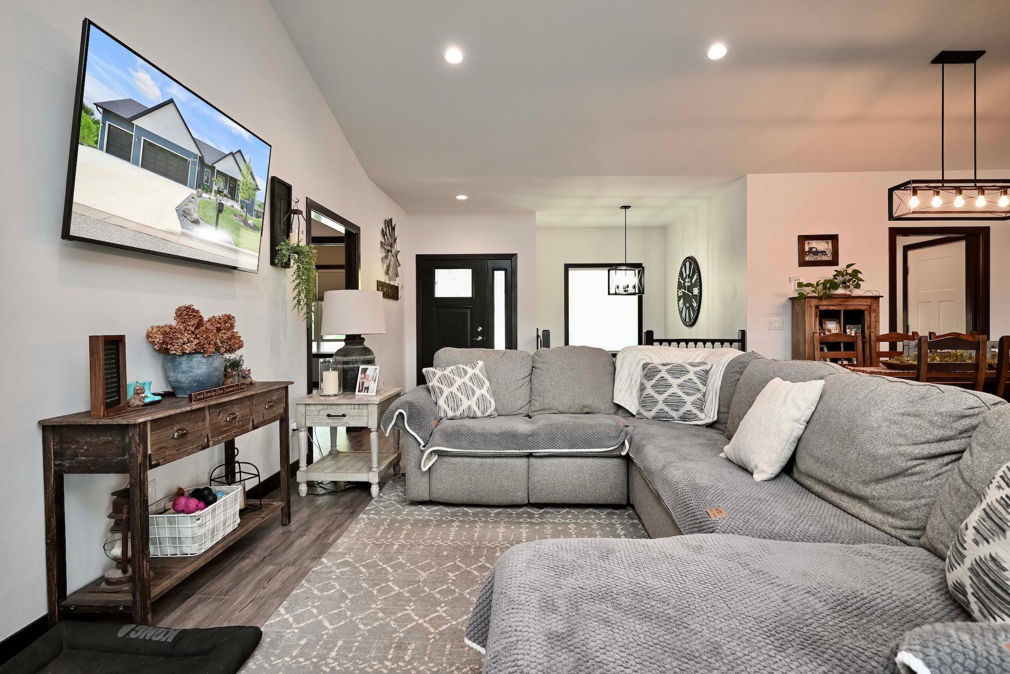 5 Living Room I.jpg
