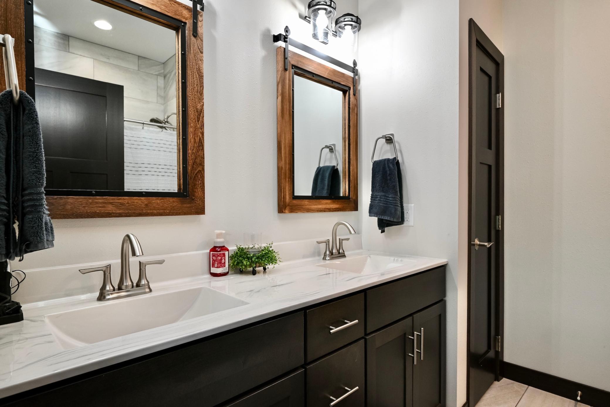 17 En Suite Bathroom I.jpg