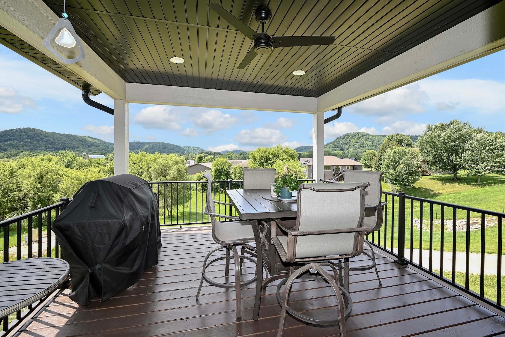 32 Covered Back Deck.jpg