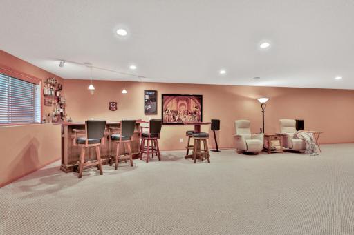 Spacious family room with recessed lights. Great for large gatherings, entertaining and family get-togethers.