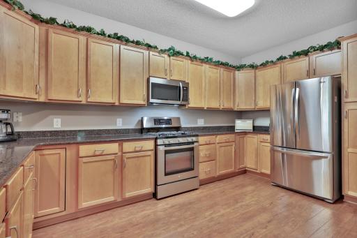 Gas range for easy cooking. Most town homes are limited to electric ranges.