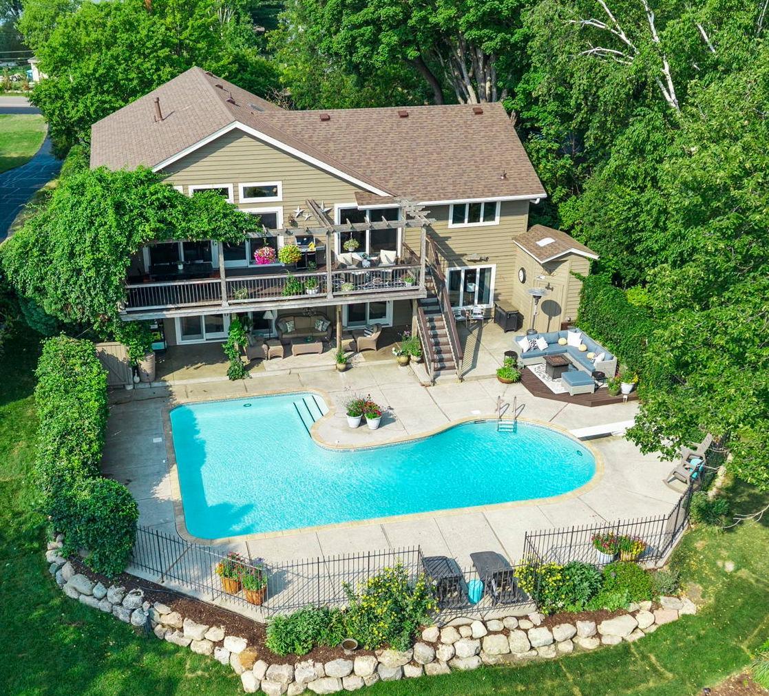 Incredable backyard oasis to play and entertain .jpg