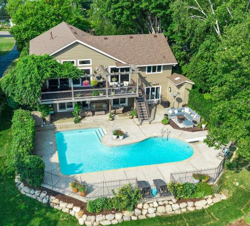 Incredable backyard oasis to play and entertain .jpg