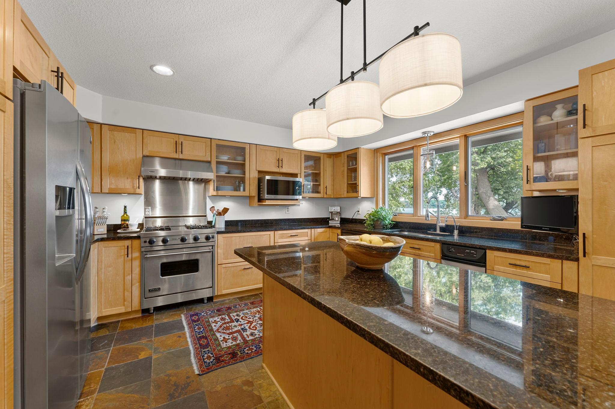 Large kitchen island.jpg