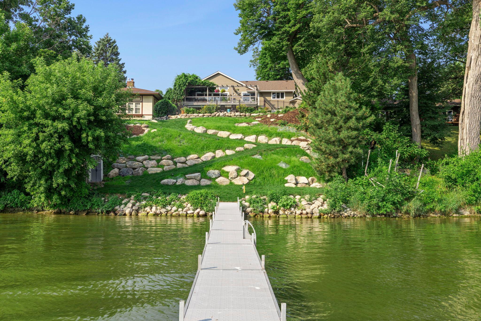 Nicely landscaped yard to lakeshore.jpg