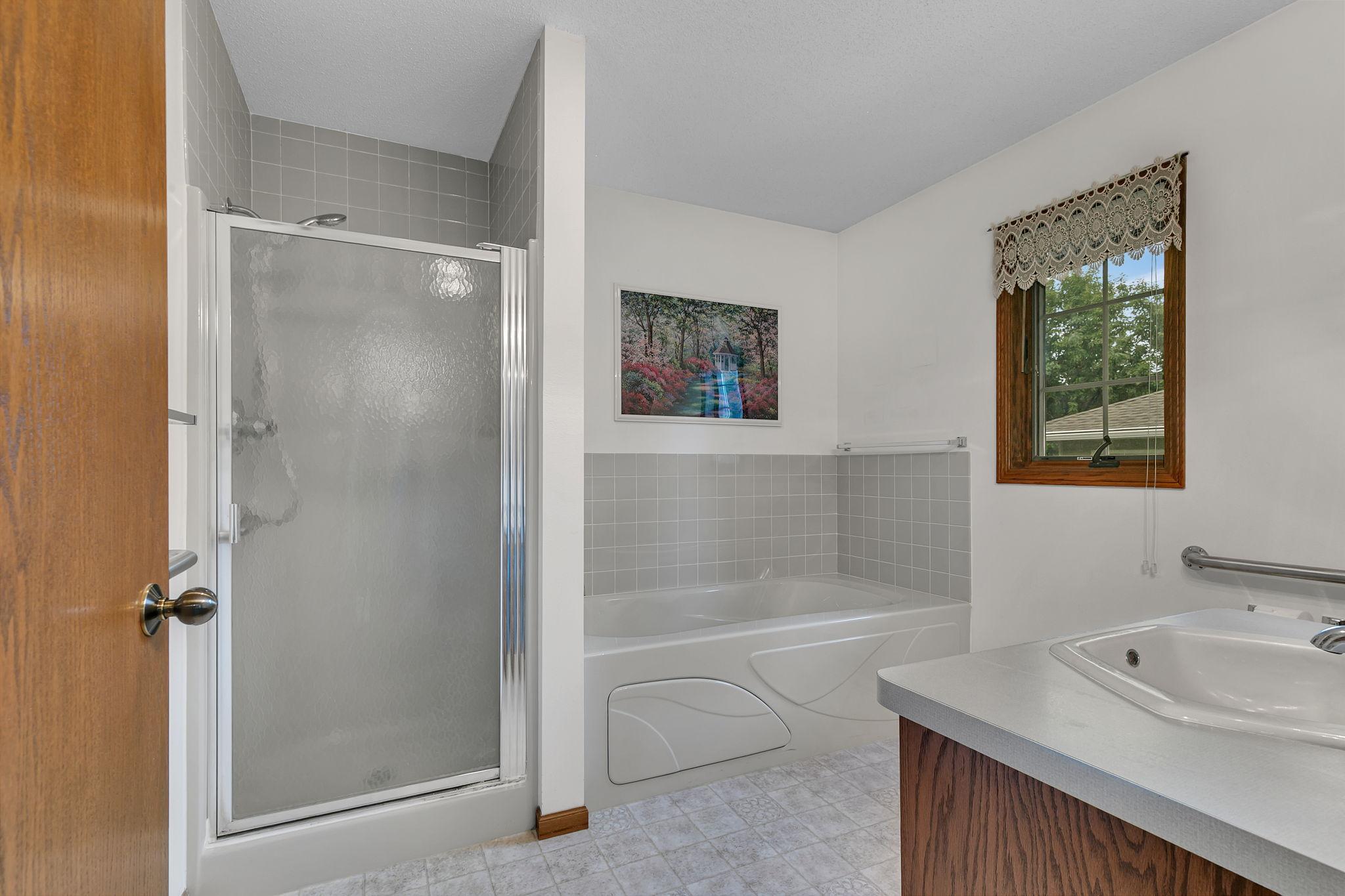 Primary En Suite with Jetted Tub and Shower