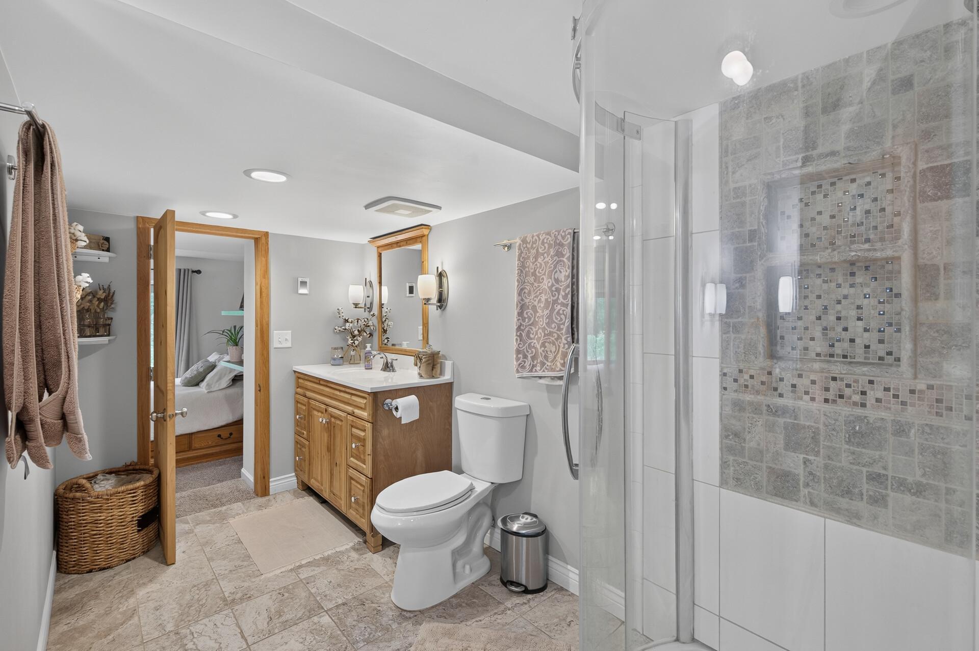 Lower level: primary bedroom ensuite bathroom