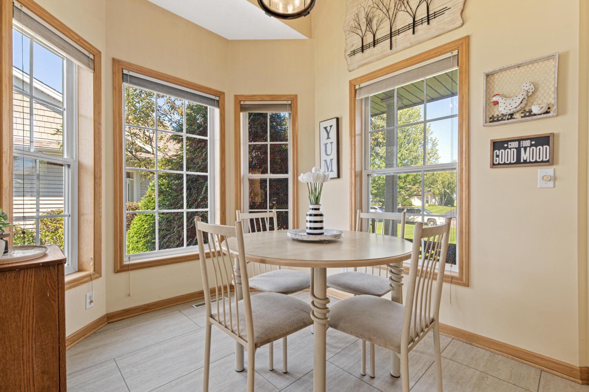 kitchen dinette.jpg