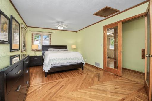Large primary bedroom.