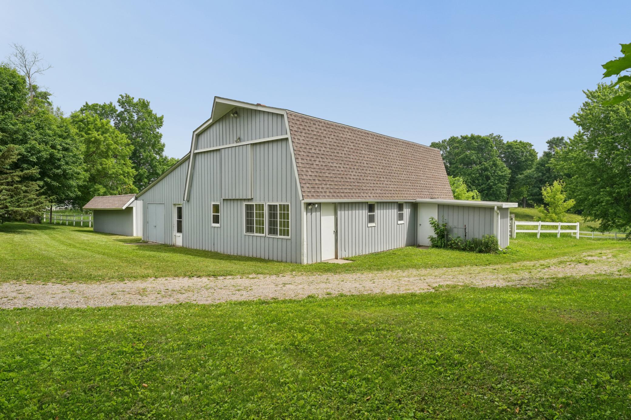 Stall Barn w/ 4 Stalls