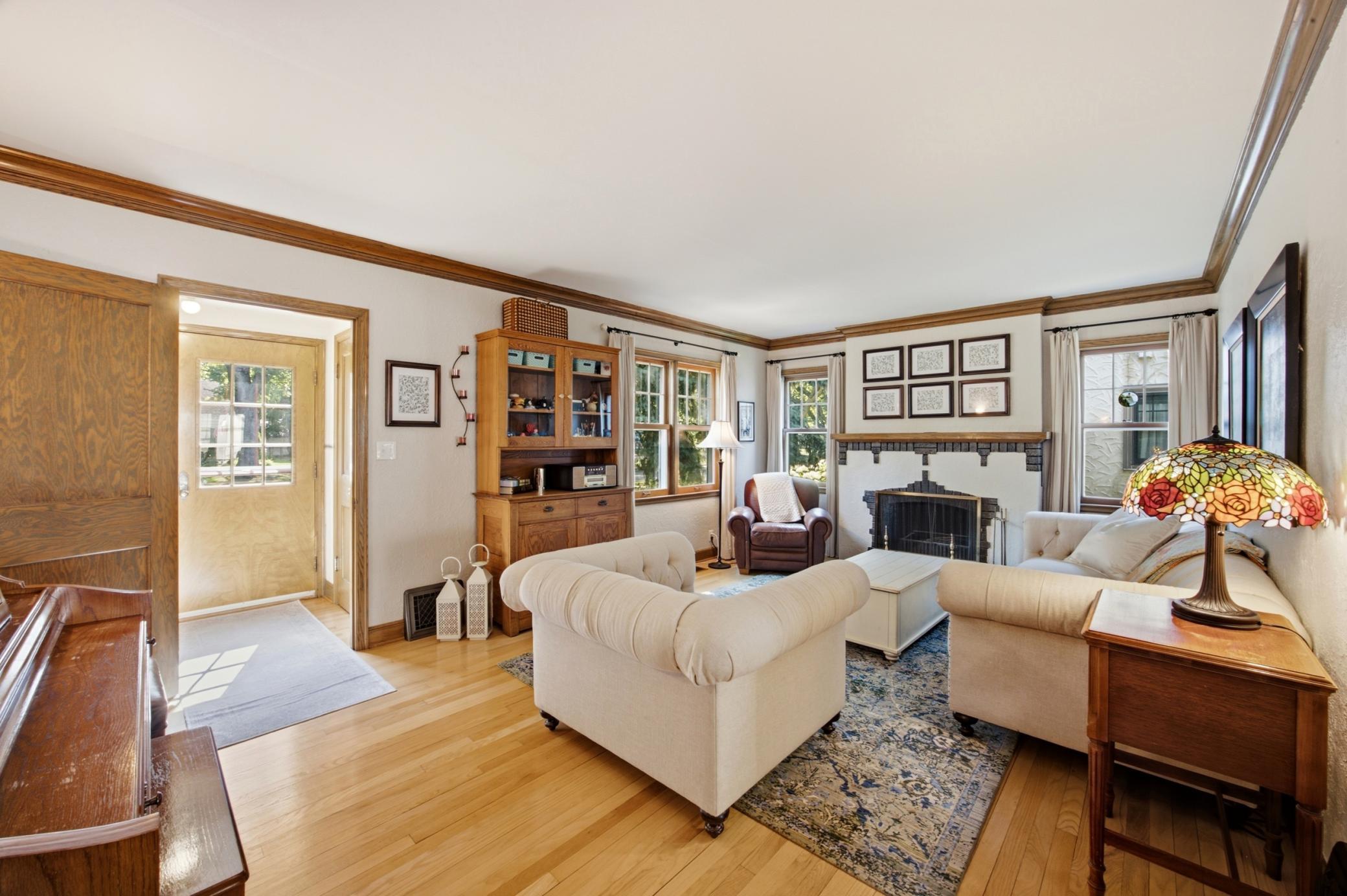 Living Room w/hardwood flrs & fp