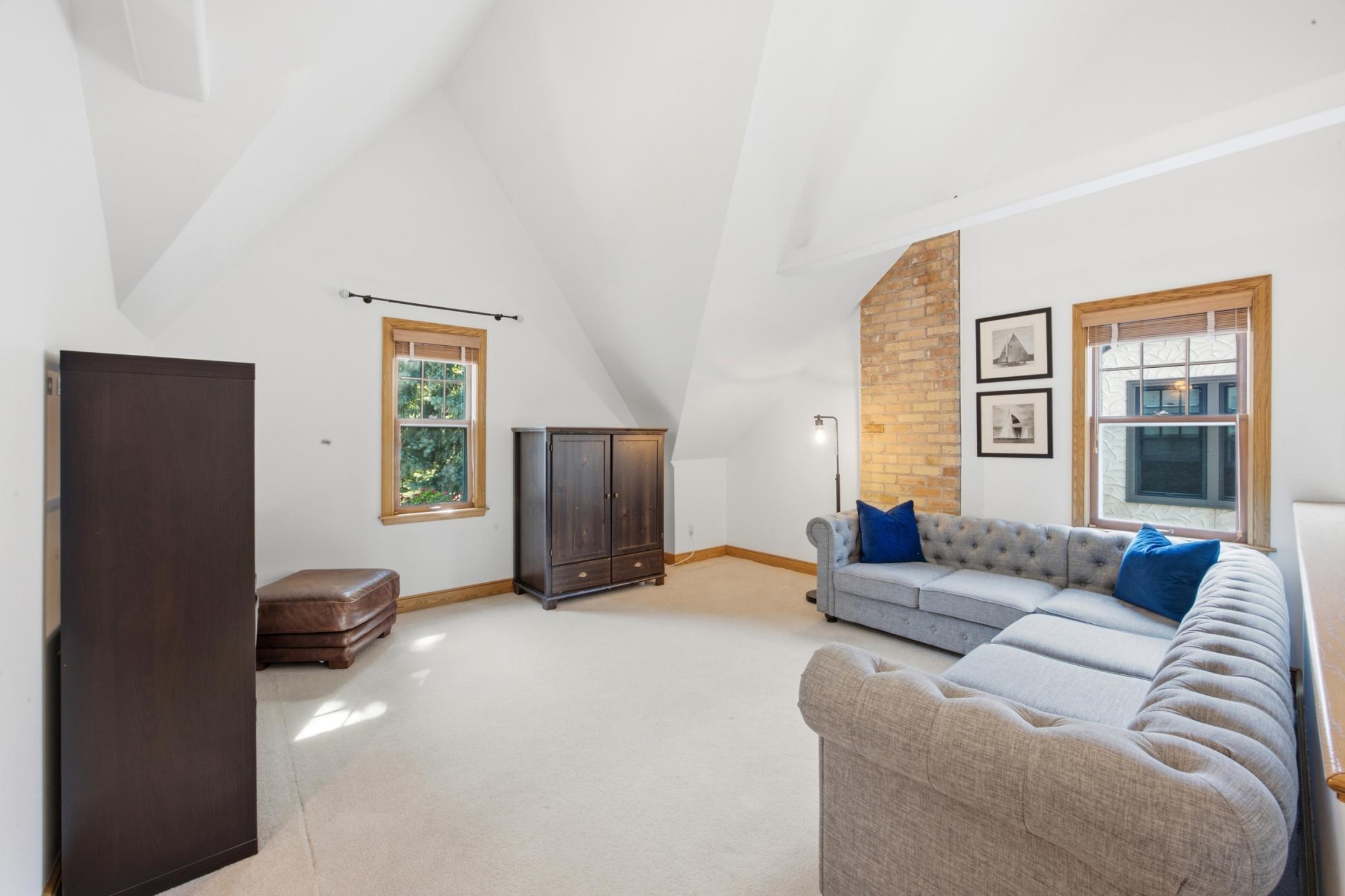 Bonus Upstairs Space
