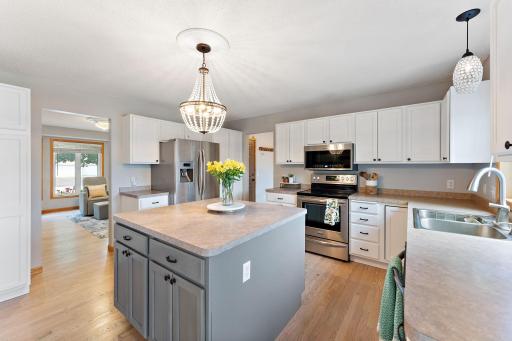 8072 Enclave Circle, Woodbury, MN 55125