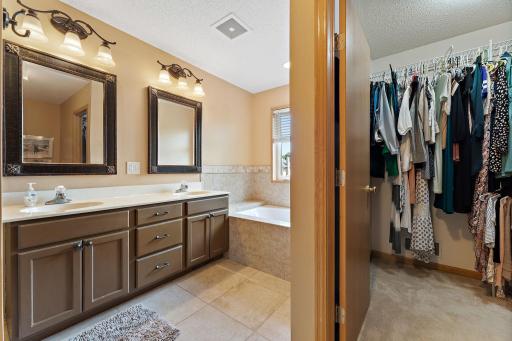 8072 Enclave Circle, Woodbury, MN 55125