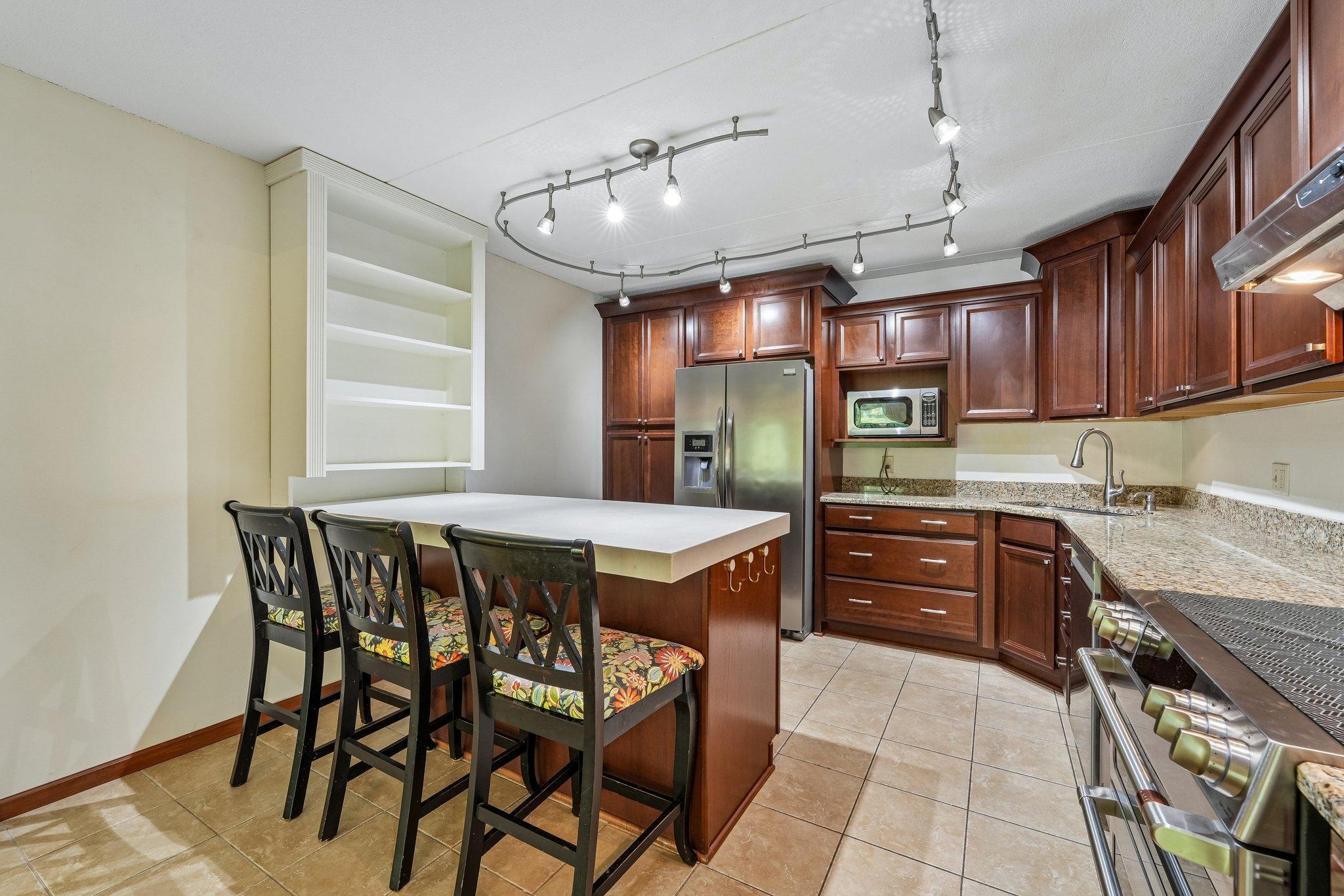 12-web-or-mls-Londin Ln E-S1508-010.jpg