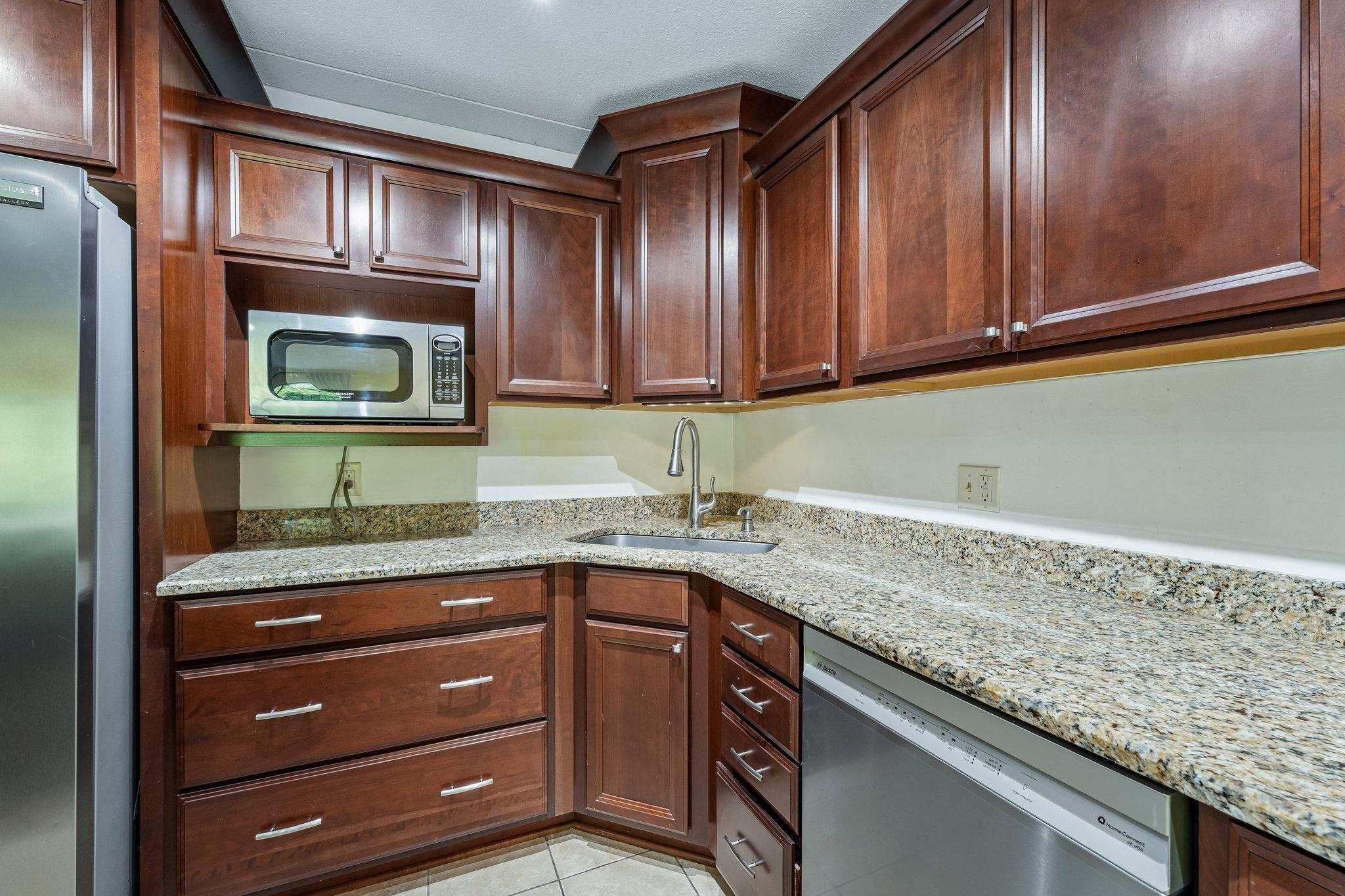 14-web-or-mls-Londin Ln E-S1508-012.jpg
