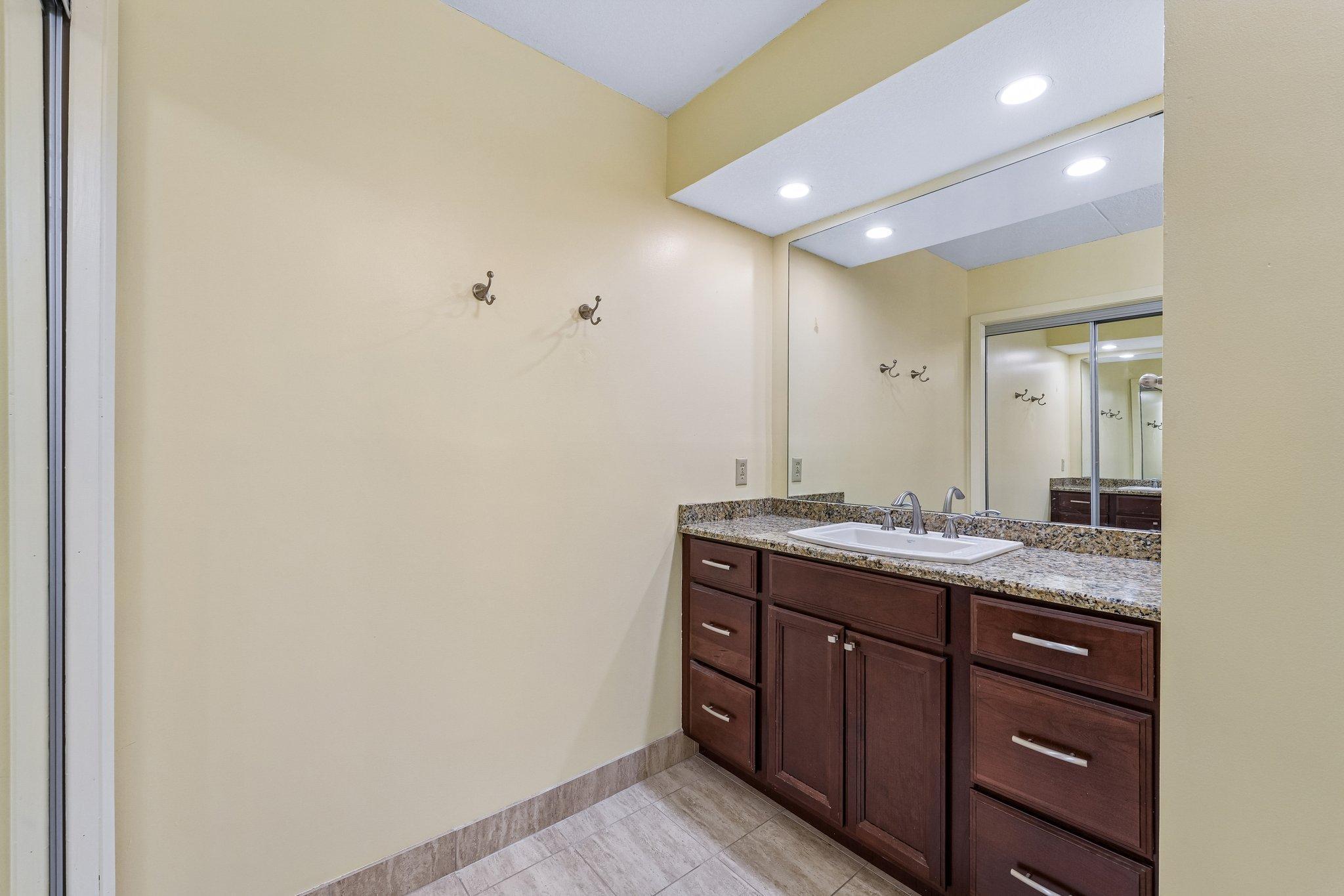 27-web-or-mls-Londin Ln E-S1508-021.jpg
