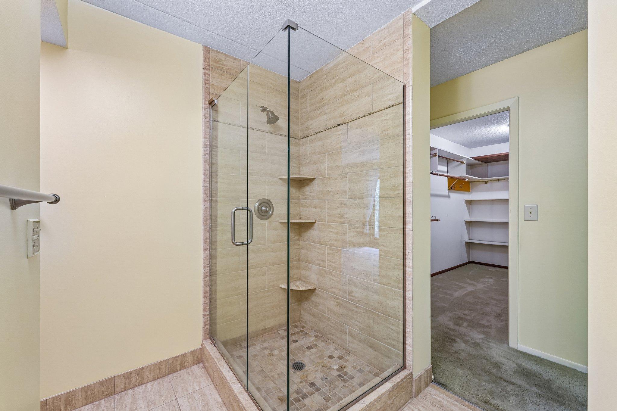 28-web-or-mls-Londin Ln E-S1508-022.jpg