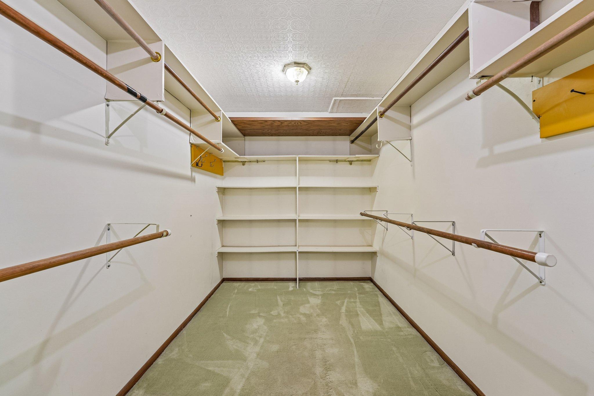 32-web-or-mls-Londin Ln E-S1508-026.jpg