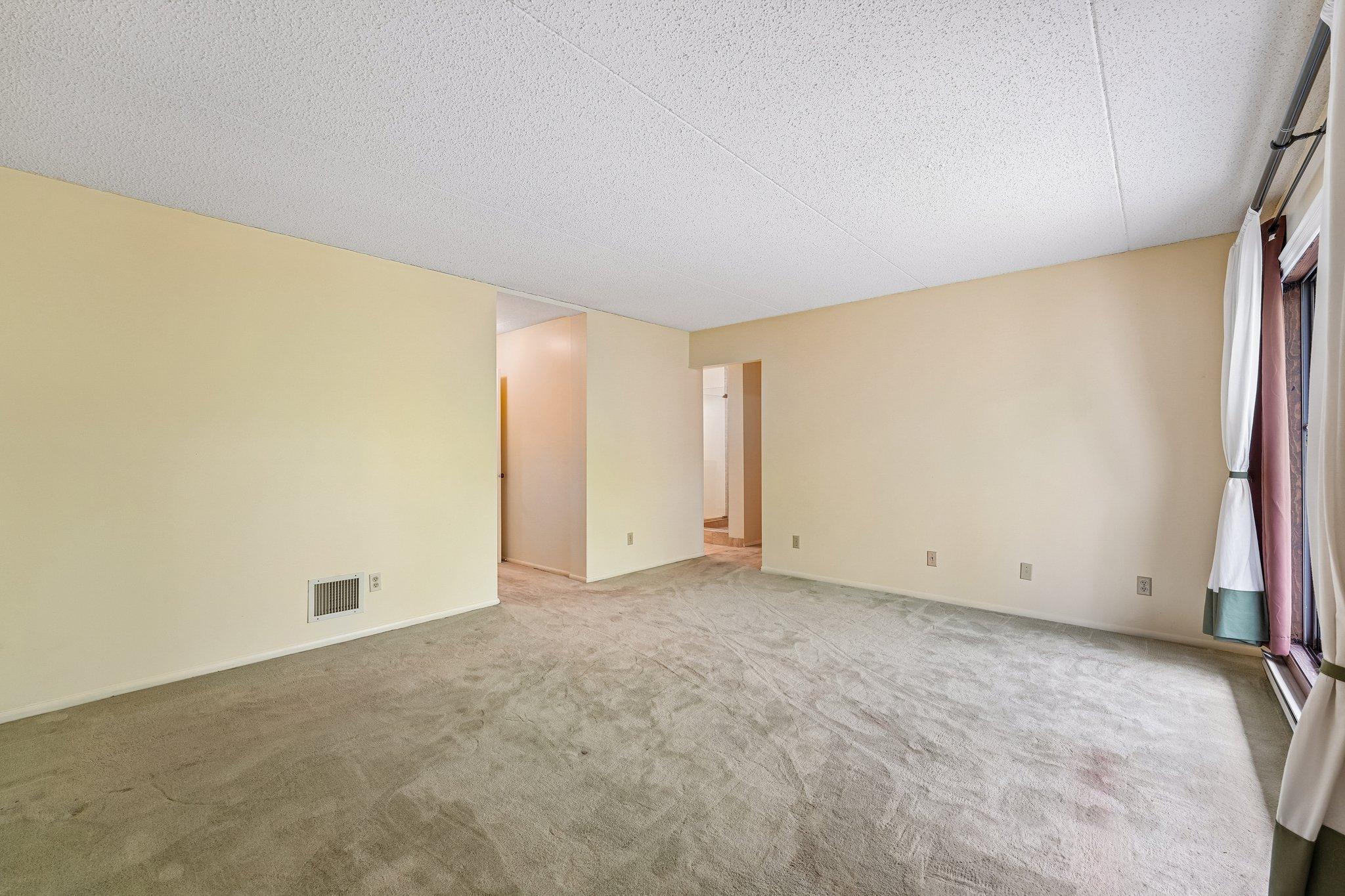 25-web-or-mls-Londin Ln E-S1508-019.jpg