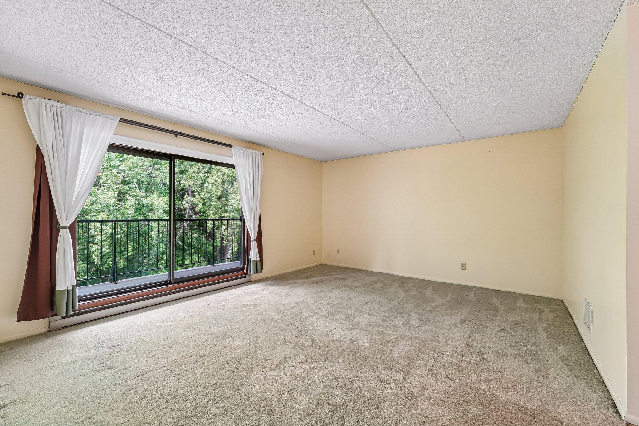 26-web-or-mls-Londin Ln E-S1508-020.jpg