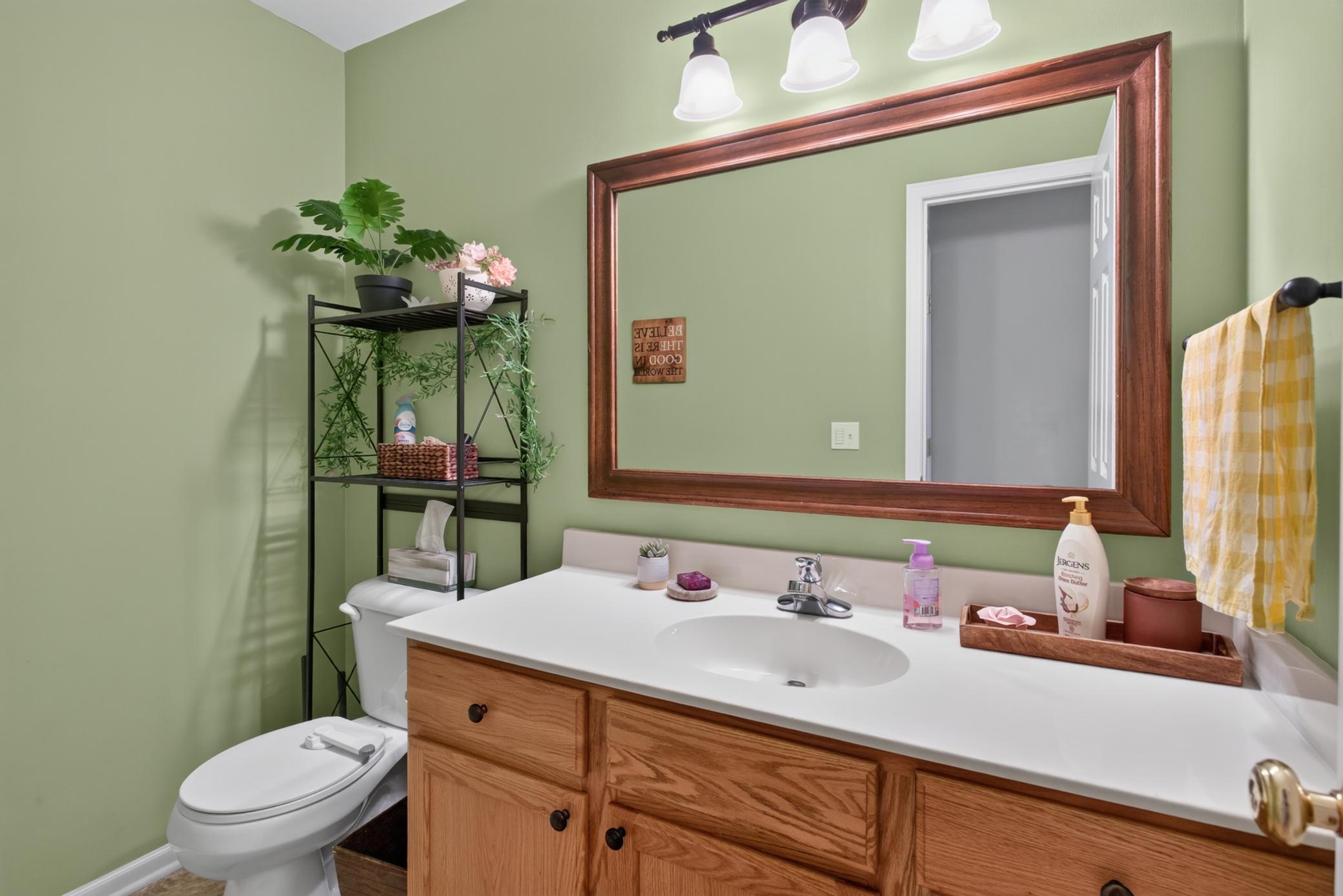 Main level: 1/2 bath