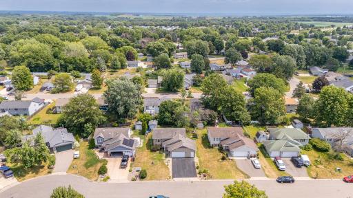 Nice neighborhood, just a few blocks from Great River Road for extra convenience (no AI)