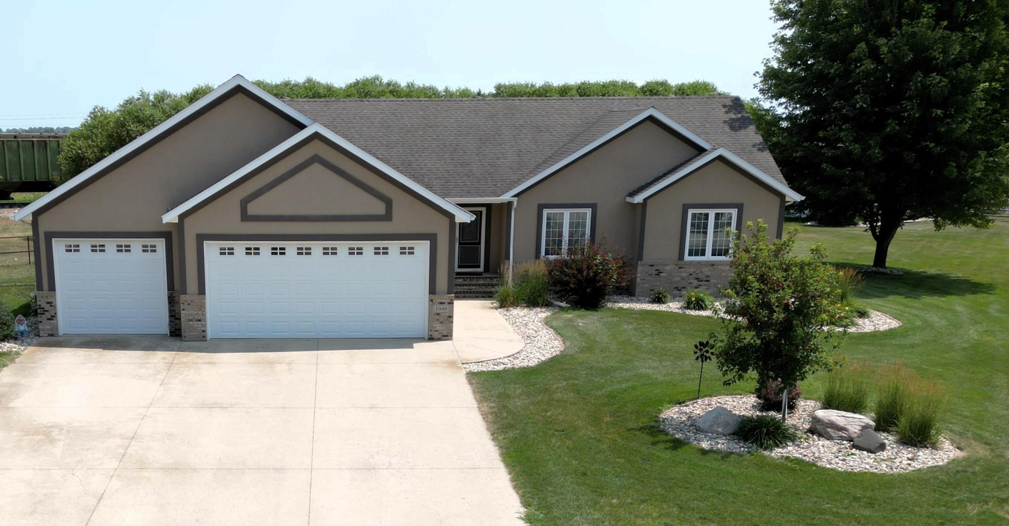 972 Square Foot Three Car Garage.JPG