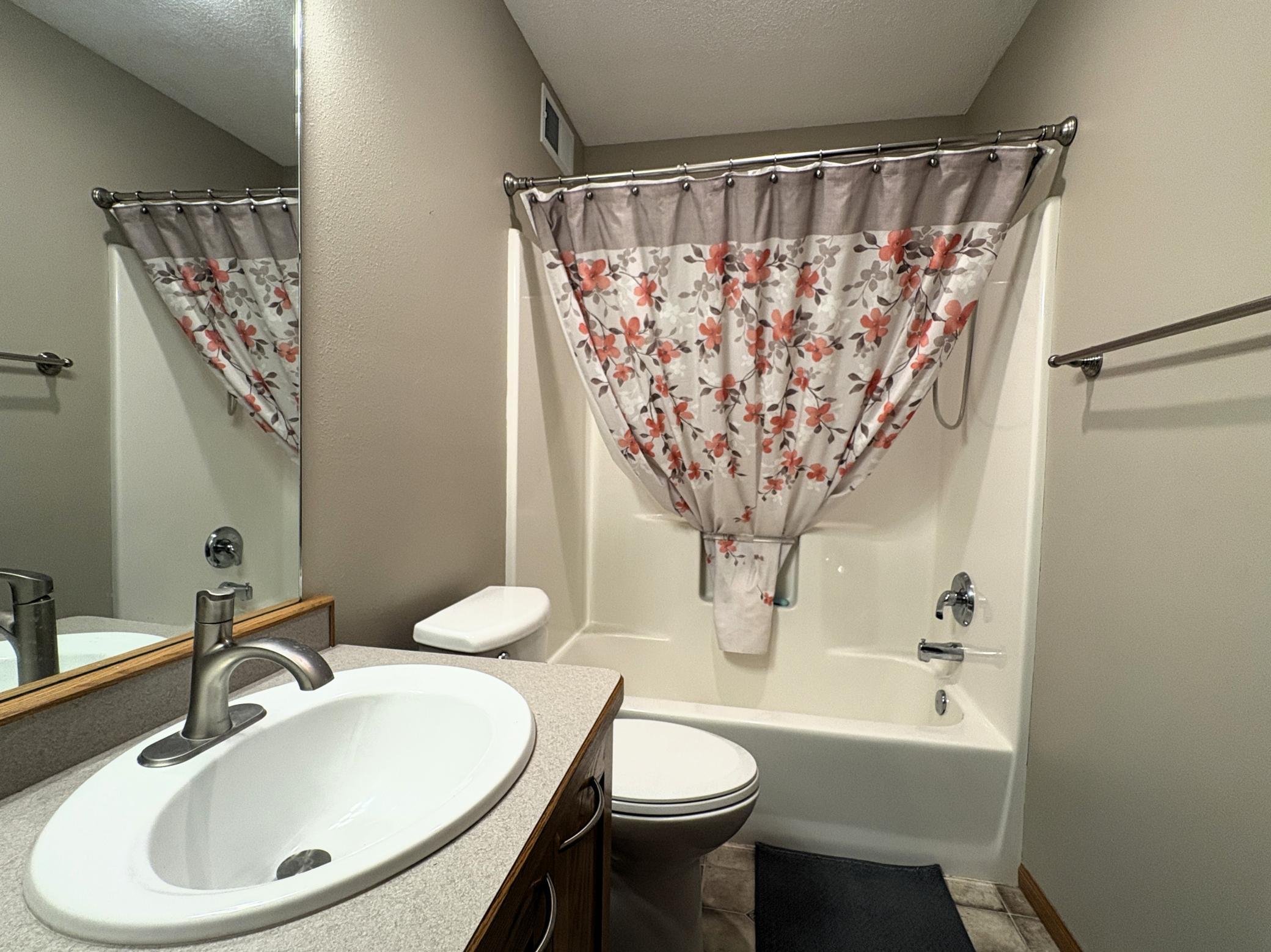 Main Floor Full Bath.JPG
