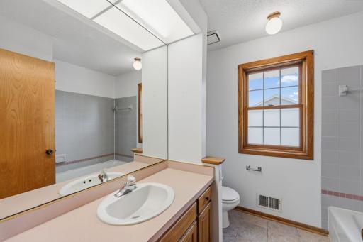 Upper level main full bath