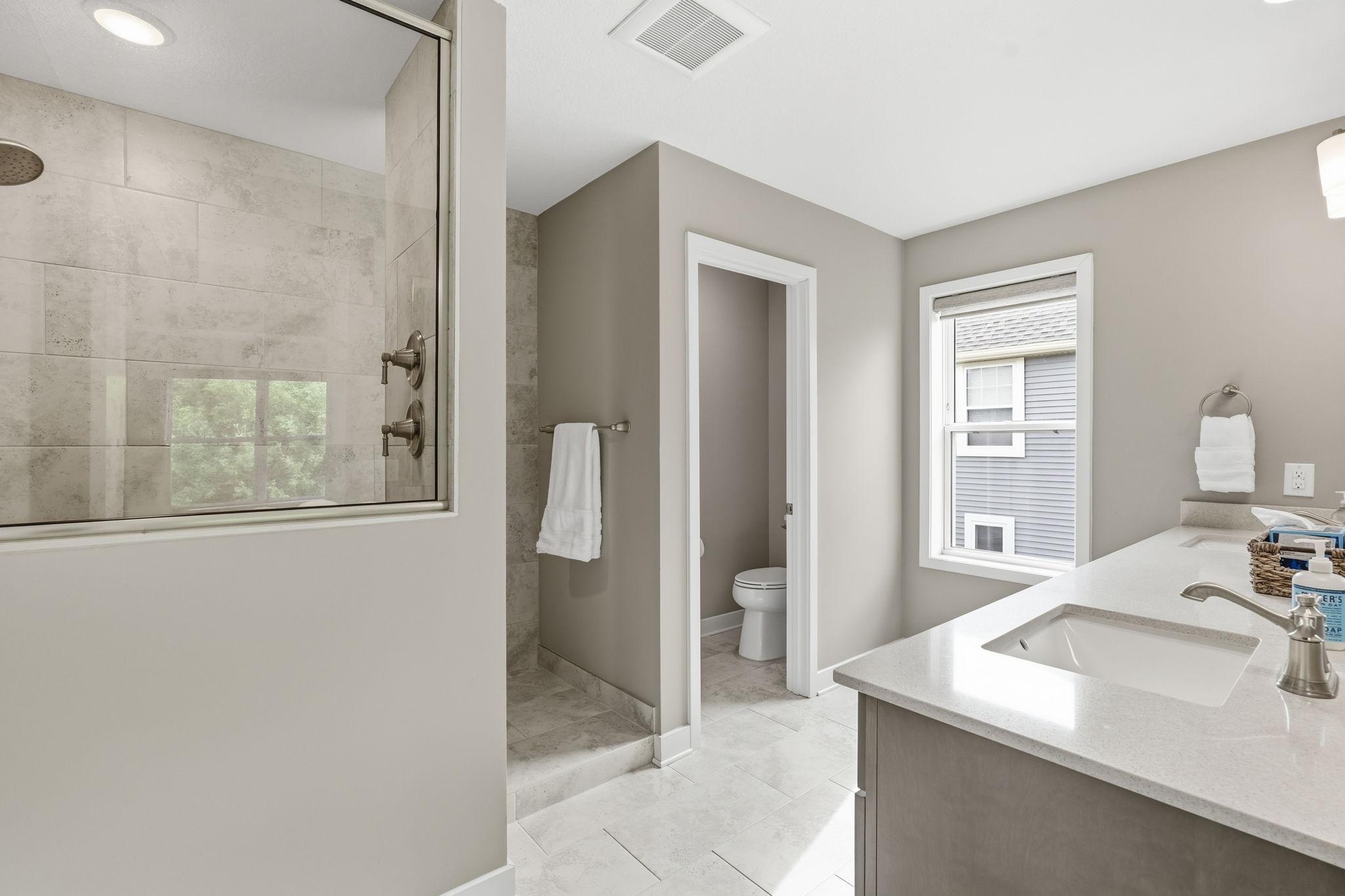 Walk-in Shower with 2 Shower Heads