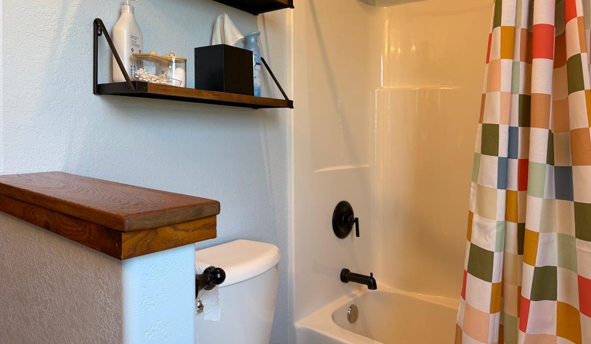 30 MainBathroom1.jpg