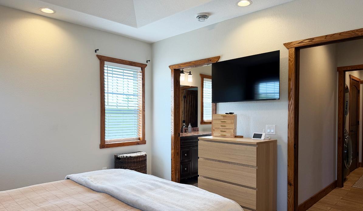 21 PrimaryBedroom2.jpg