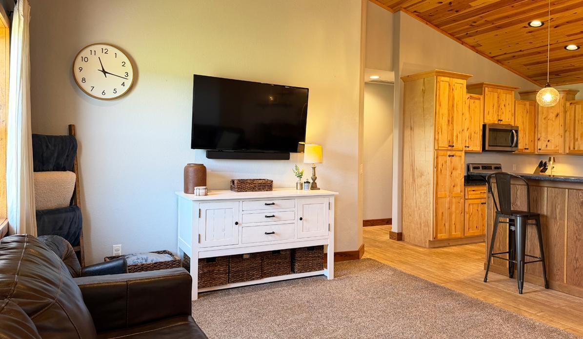 19 LivingRoom3.jpg