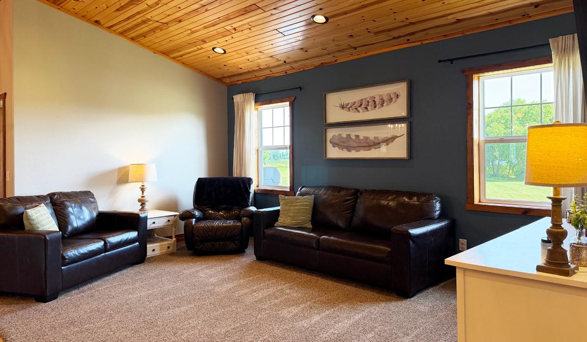 18 LivingRoom2.jpg