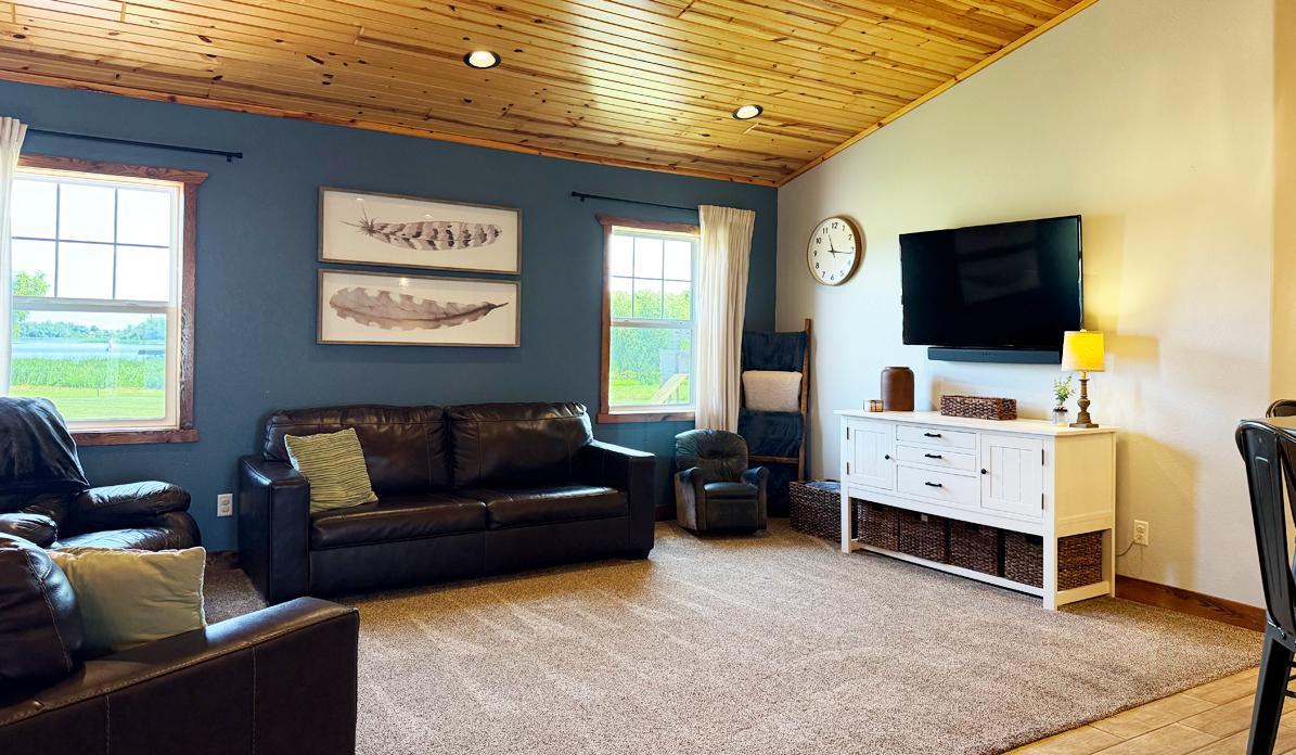 17 LivingRoom1.jpg