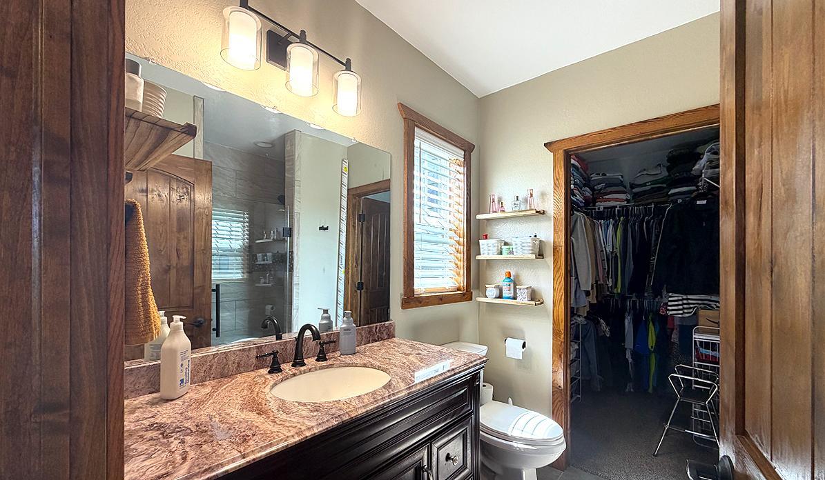 23 PrimaryBathroom1.jpg