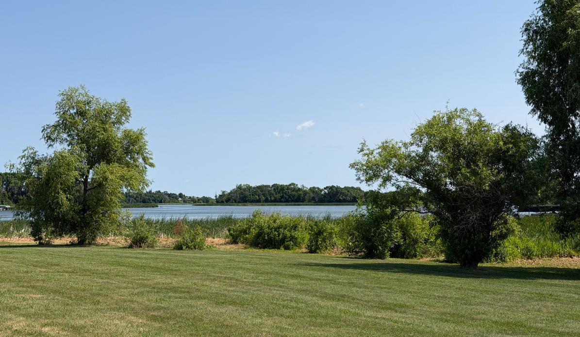 52 HugeYardwLakeView.jpg