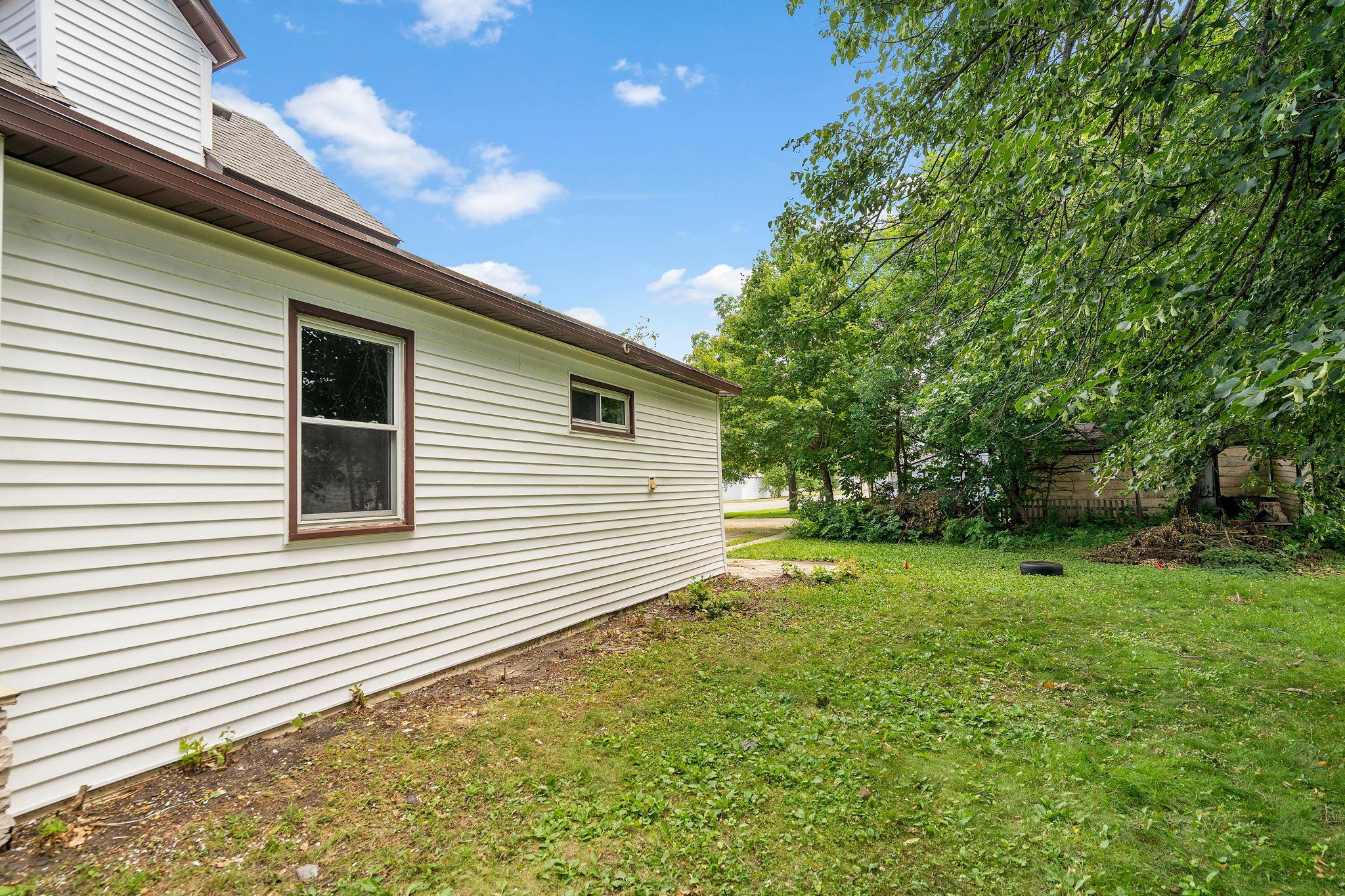 27-web-or-mls-205-adams-st-se.jpg