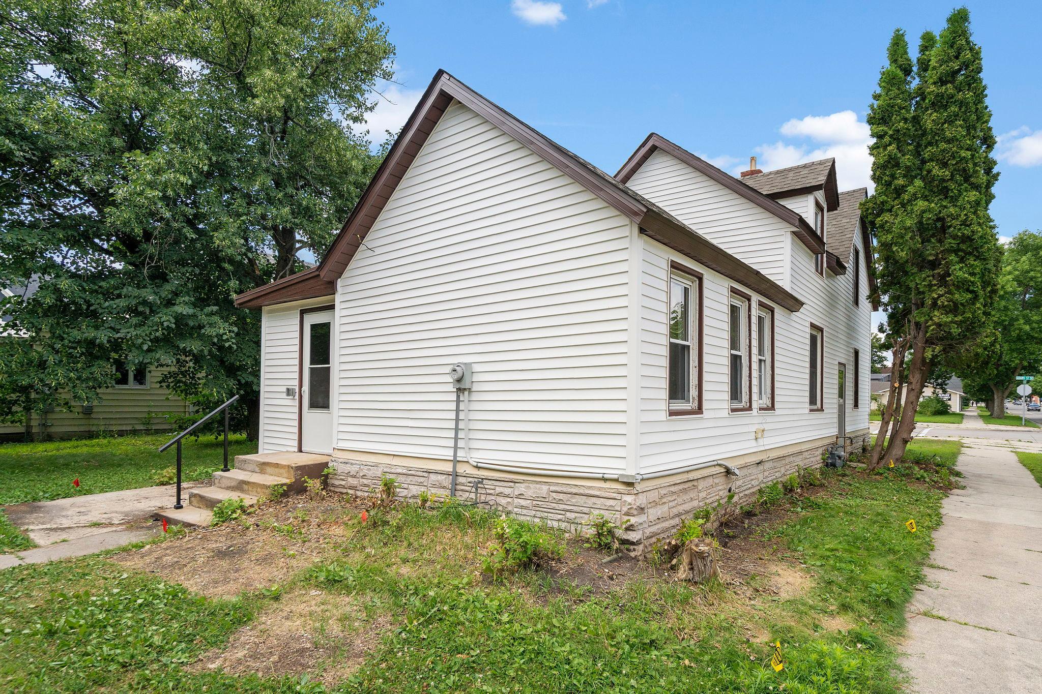 25-web-or-mls-205-adams-st-se.jpg