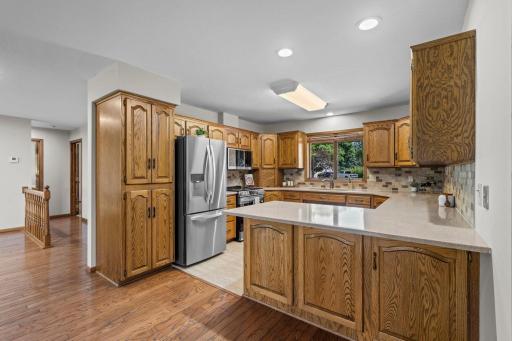 Breakfast for easy dining! Stainless steel appliances.
