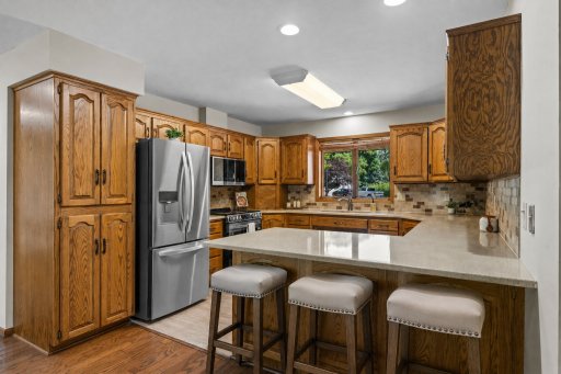 Breakfast for easy dining! Stainless steel appliances. (Virtually staged to highlight this great space!)
