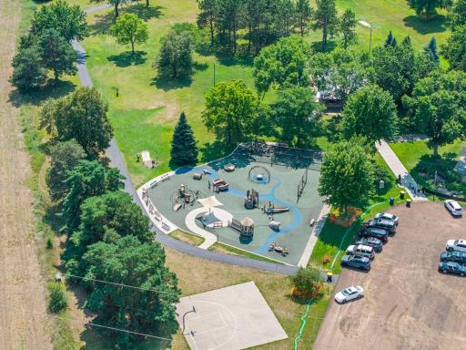 Nearby parks, pickleball, SandVenture Aquatic Park. Awesome Shakopee location!