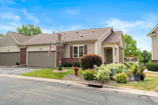 Tucked away on a quiet dead-end street offering ease of one-level living. End unit, Rambler style townhome located in sought-after location in Summit Shoes of Burnsville.