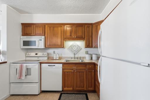 kitchen 2807 The Pointe Condominiums St Paul, MN.jpg