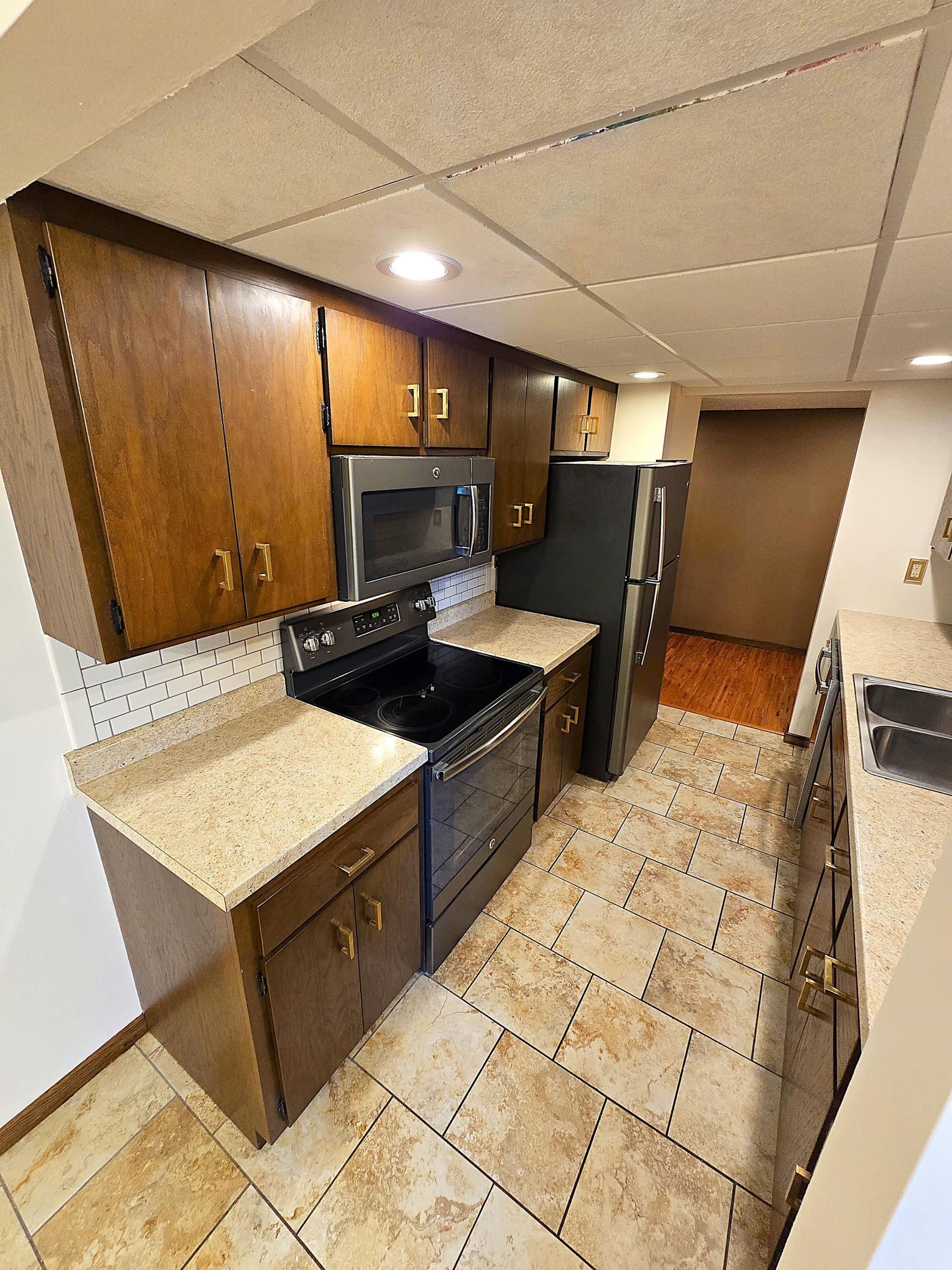 KITCHEN - (13).jpg
