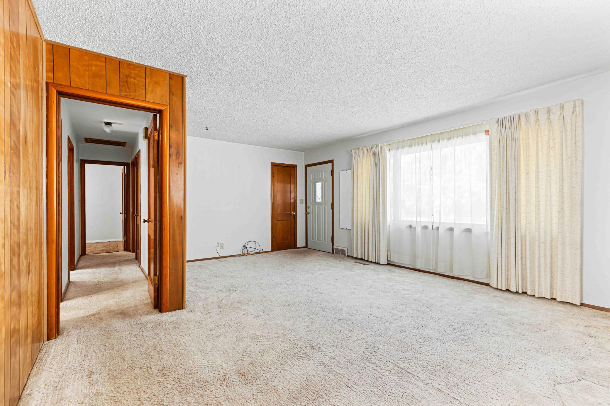 1624 S 4th St Moorhead-29.jpg