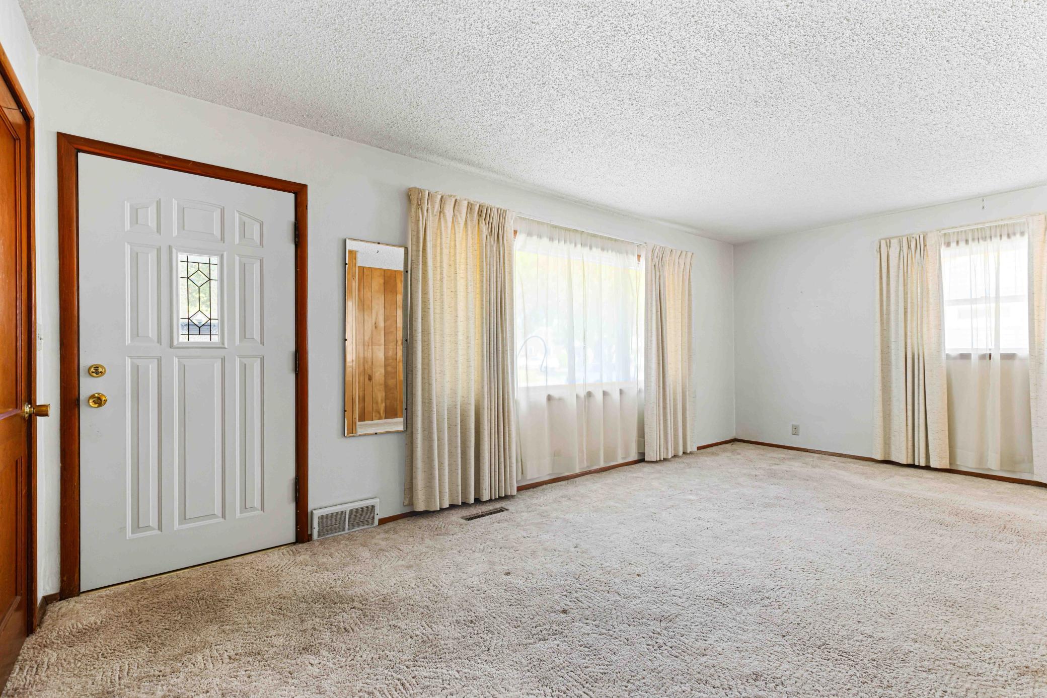 1624 S 4th St Moorhead-30.jpg