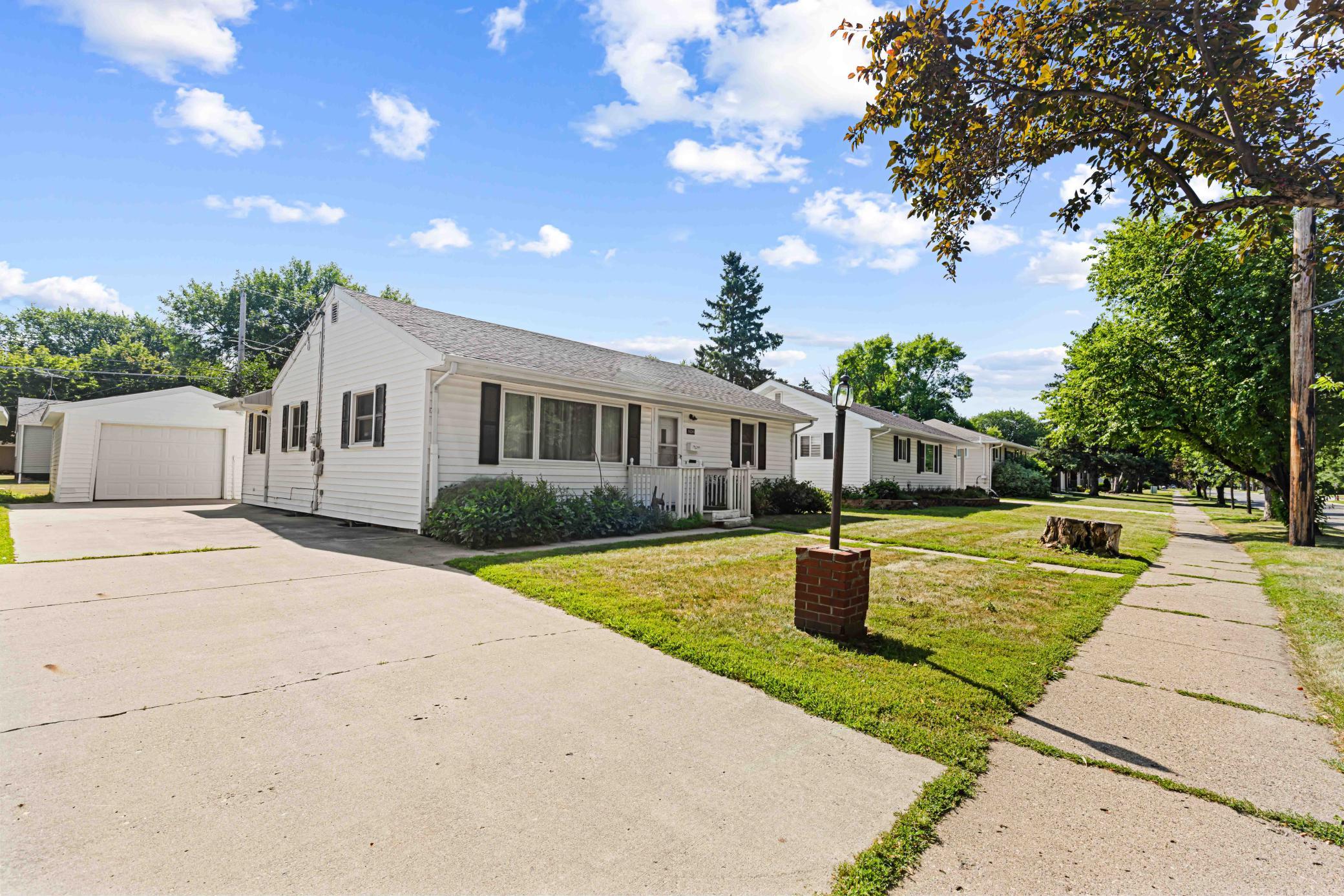 1624 S 4th St Moorhead-3.jpg
