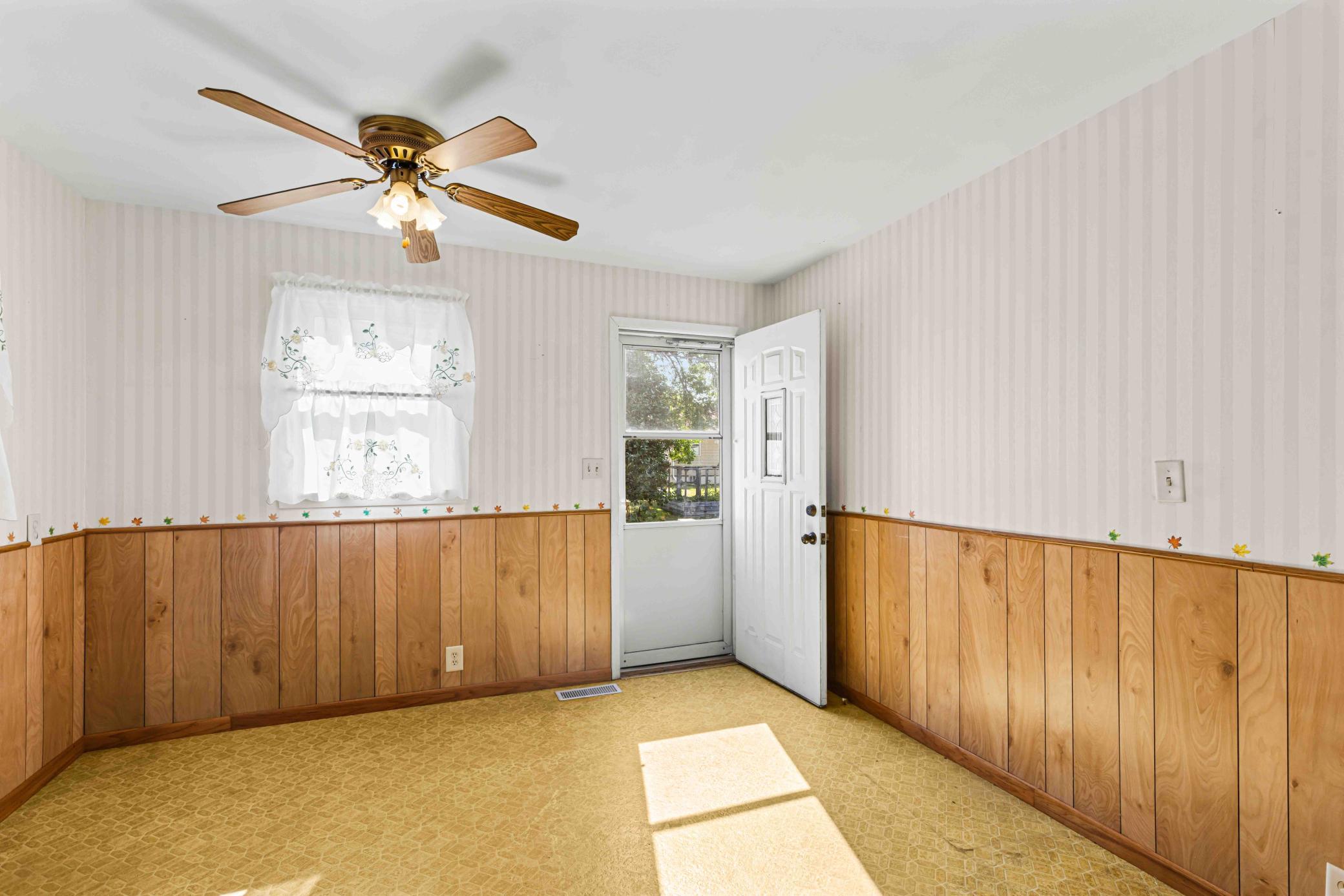 1624 S 4th St Moorhead-9.jpg